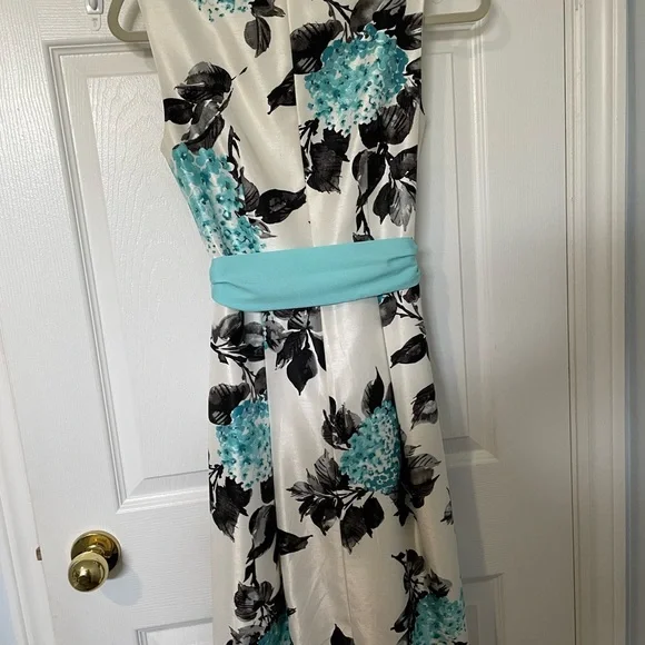 Formal dress - Picture 2 of 5